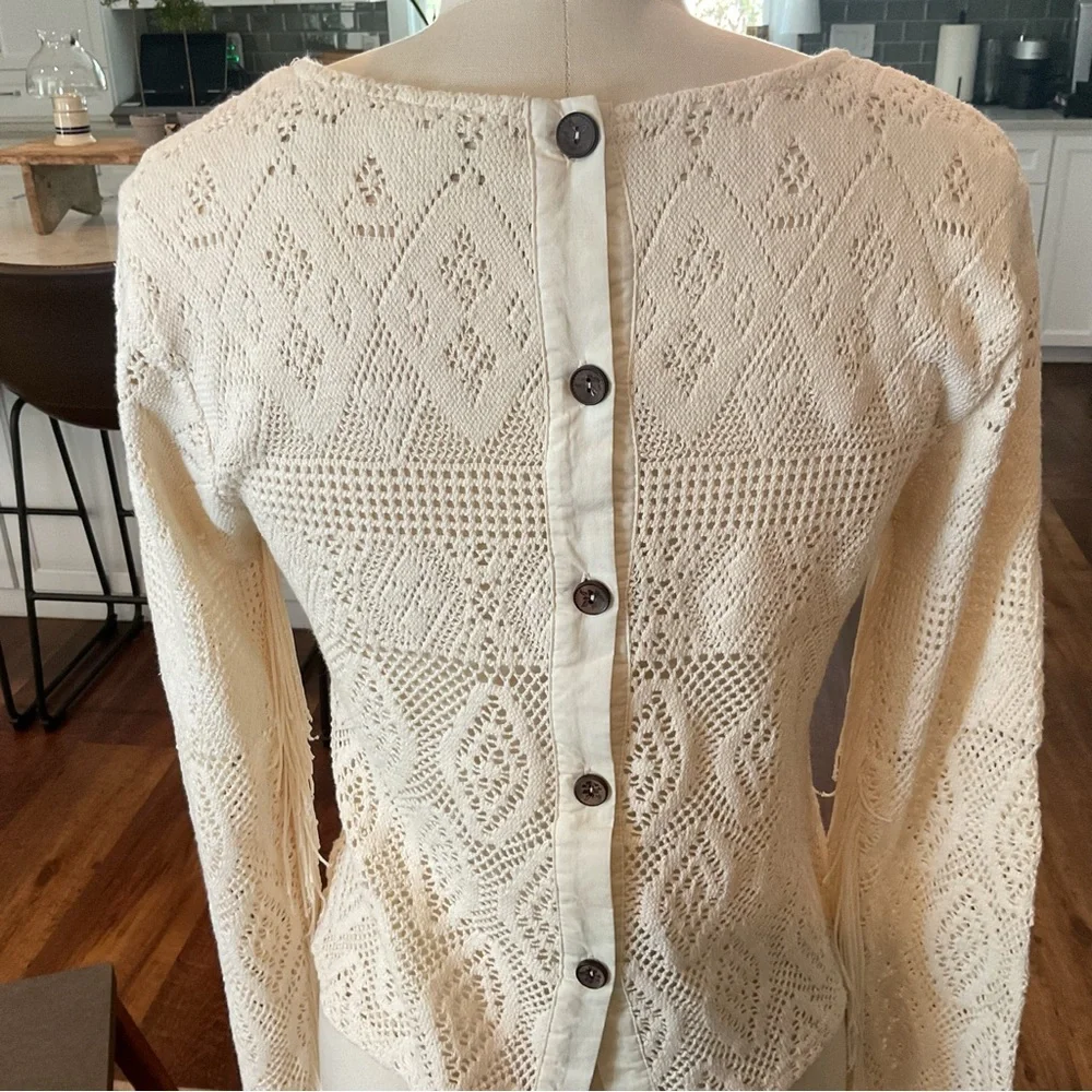 Gimmicks BKE Ivory Crochet Long Sleeve with Fringe Size Small EUC